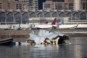 Vụ Va Chạm Kinh Hoàng Giữa Máy Bay CRJ700 và Trực Thăng Black Hawk ở Washington D.C.