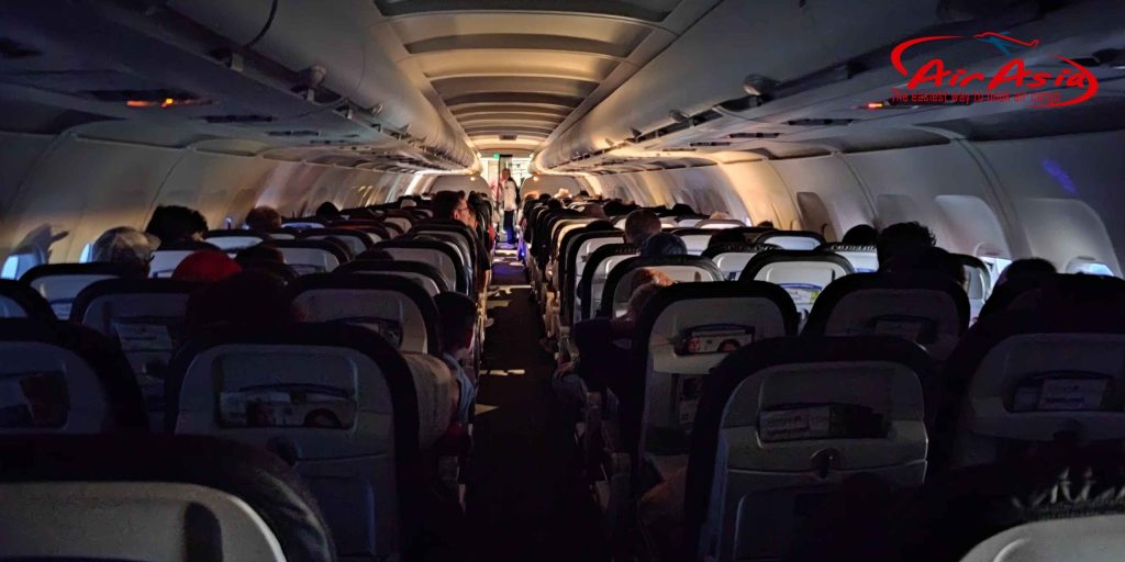 TẠI SAO ĐÈN TRONG CABIN MÁY BAY ĐƯỢC GIẢM ÁNH SÁNG KHI CẤT CÁNH VÀ HẠ CÁNH?