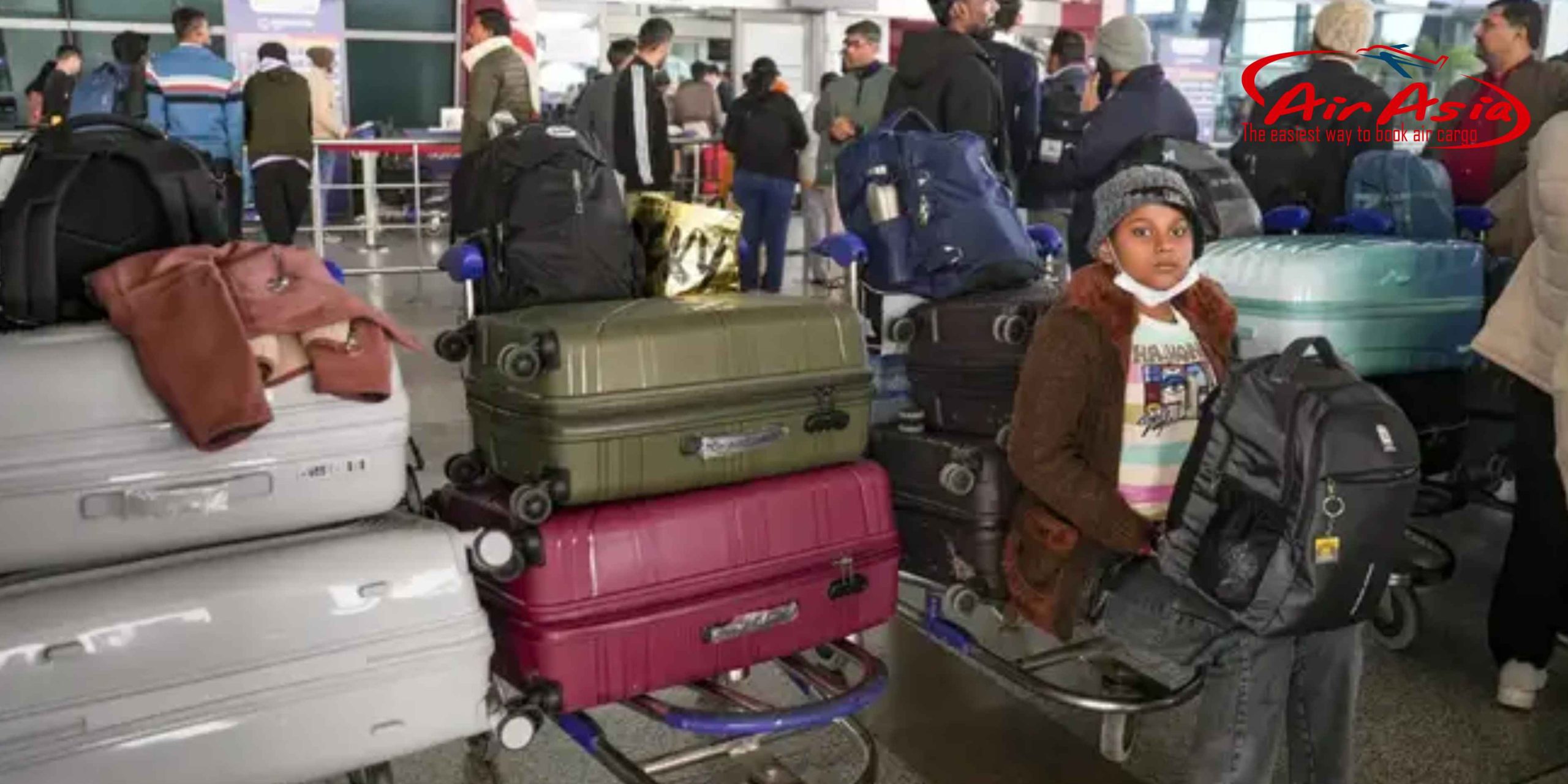 SƯƠNG MÙ DÀY ĐẶC KHIẾN HÀNG TRĂM CHUYẾN BAY BỊ HỦY VÀ CHẬM TẠI SÂN BAY DELHI