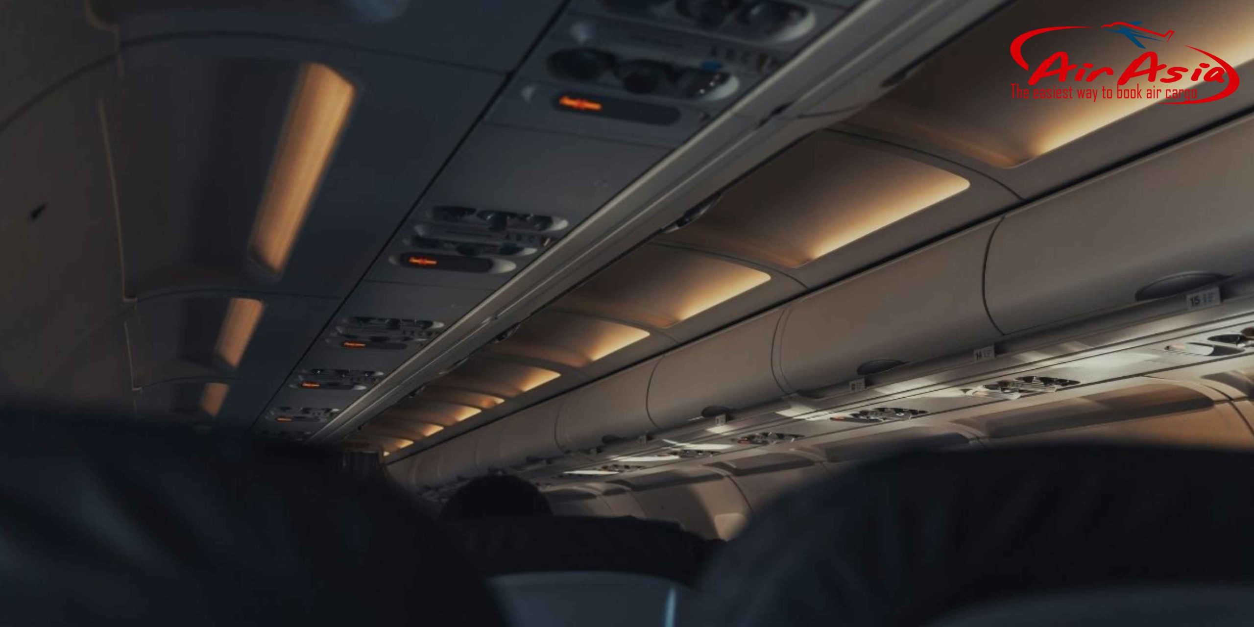 TẠI SAO ĐÈN TRONG CABIN MÁY BAY ĐƯỢC GIẢM ÁNH SÁNG KHI CẤT CÁNH VÀ HẠ CÁNH?